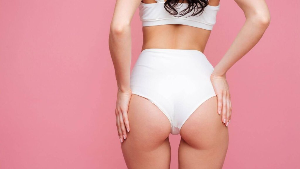 Hermosa mujer de espaldas tienen glúteos firmes y elevados