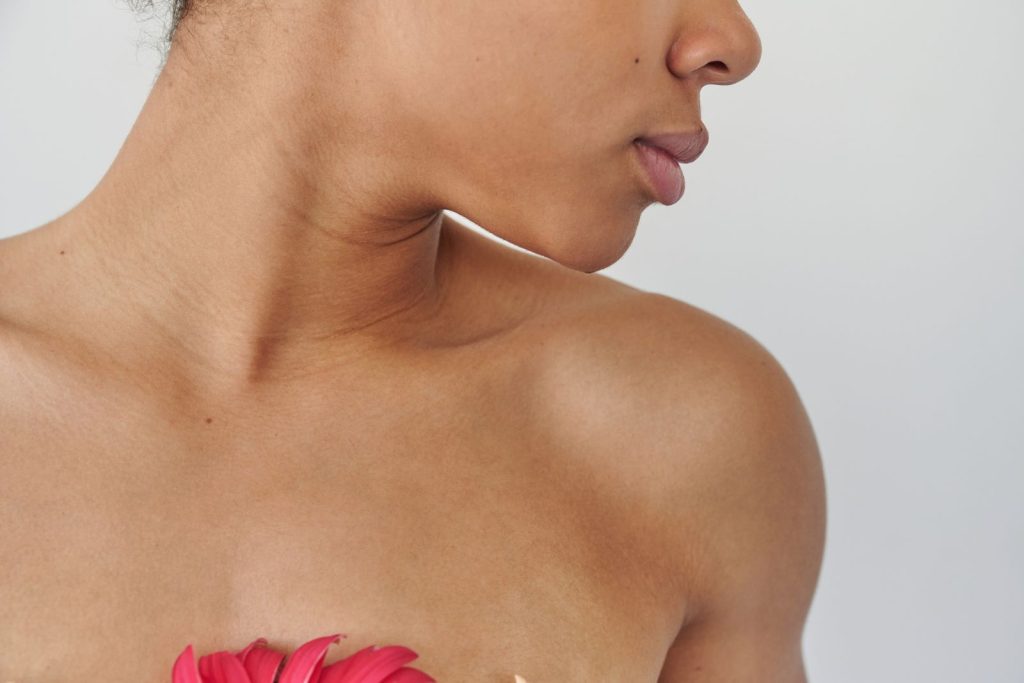Mujer de perfil mostrando el contorno de la barbilla y el cuello
